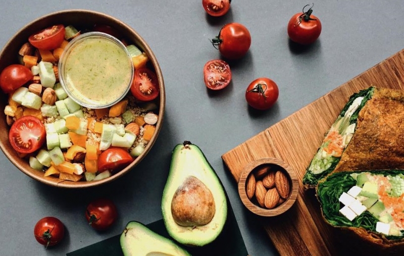 Disposable kraft and bamboo paper bowls and food containers To-Go.